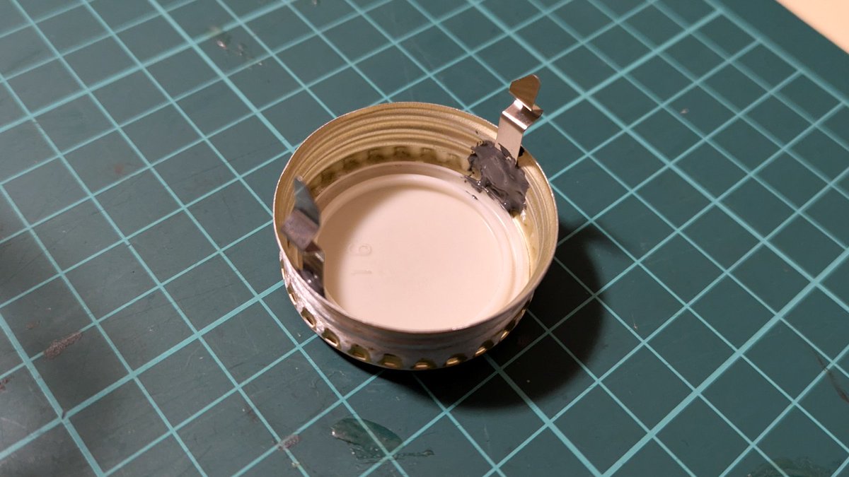 mstmst37's tweet image. Q. 電池ボックス丸見えどうすんの
A. 必殺、缶コーヒーの蓋だよ
蓋を削ってLED反射させつつ
蓋裏に爪付けて脱着OK!!
#mst7号