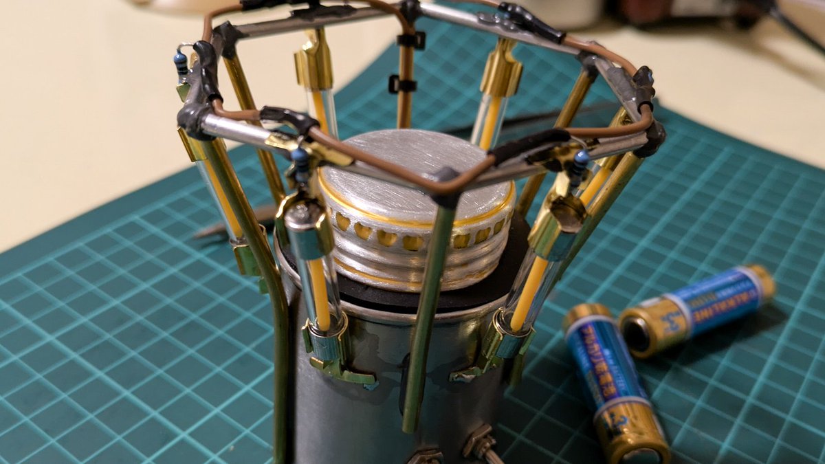 mstmst37's tweet image. Q. 電池ボックス丸見えどうすんの
A. 必殺、缶コーヒーの蓋だよ
蓋を削ってLED反射させつつ
蓋裏に爪付けて脱着OK!!
#mst7号