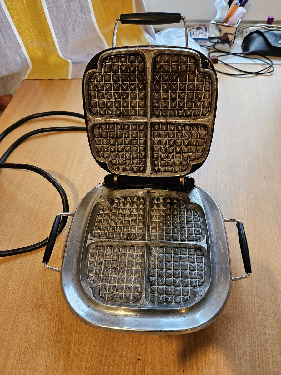 Es zinu, ka kādam šeit šo ļoti vajag🤭
Vecāka par mani un iespējams Tevi kopā ņemot. Strādā perfekti. Husqarna. RT vai slīdiet manos DM