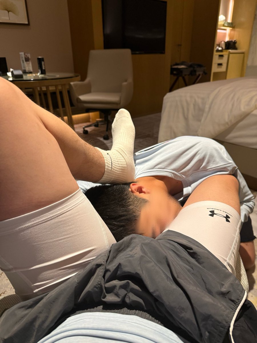 1Maire7's tweet photo. 穿高弹白袜玩骚逼m https://t.co/MyngQdXFtT