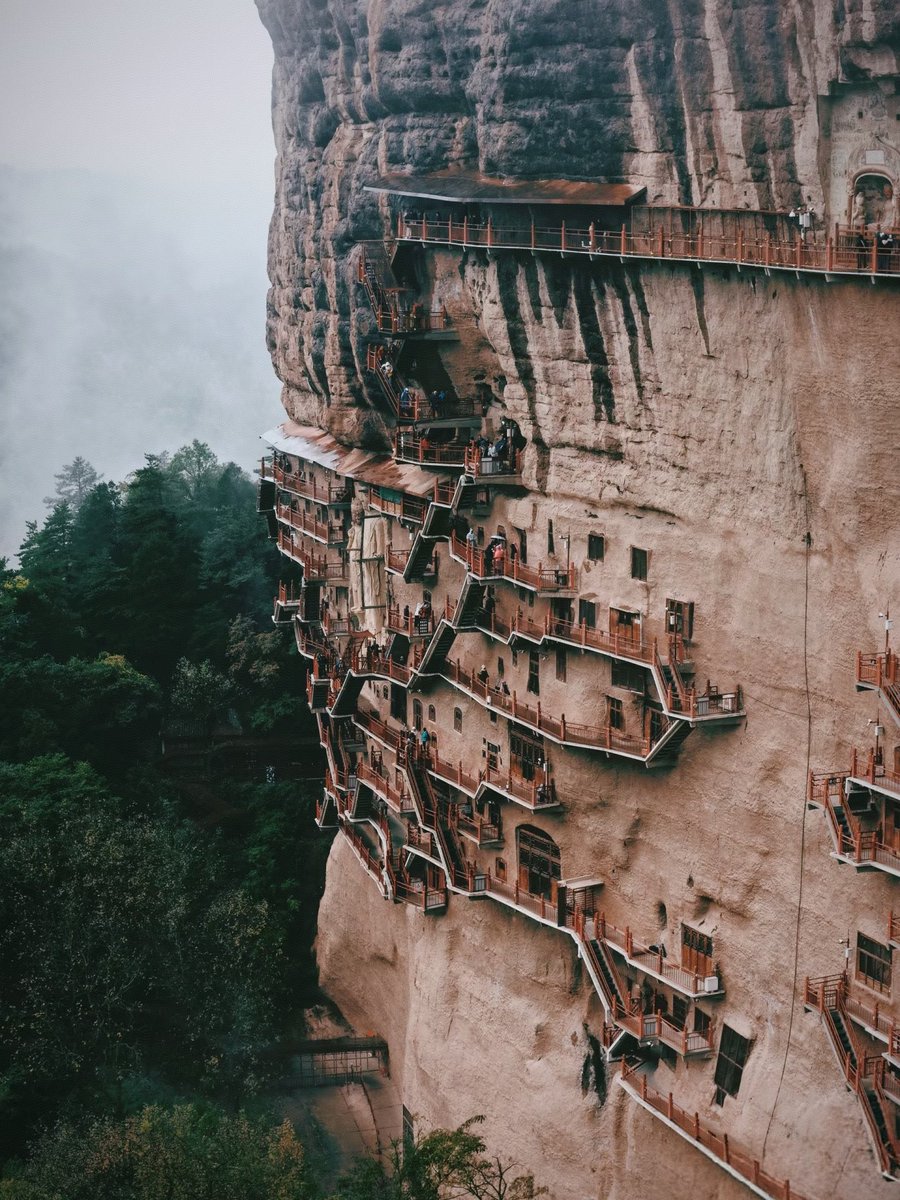 Van88711142's tweet image. 甘肃天水︱麦积山石窟，因其形似麦垛而得名，与莫高窟、龙门石窟、云冈石窟并称为中国四大石窟，有“东方雕塑陈列馆”的美誉。
＃大美中国 ＃麦积山石窟 ＃甘肃