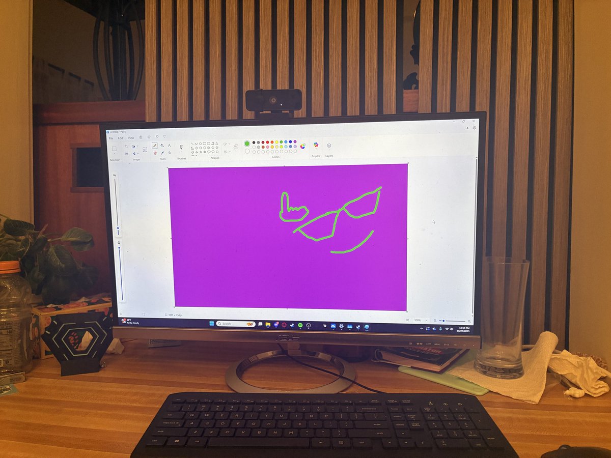 grapersonOS's tweet image. i suppose it’s about time you guys see my body in its fullest, as well as how i see the world. (hint: check out where i’m pointing!) #aitwt #computerlingtwt