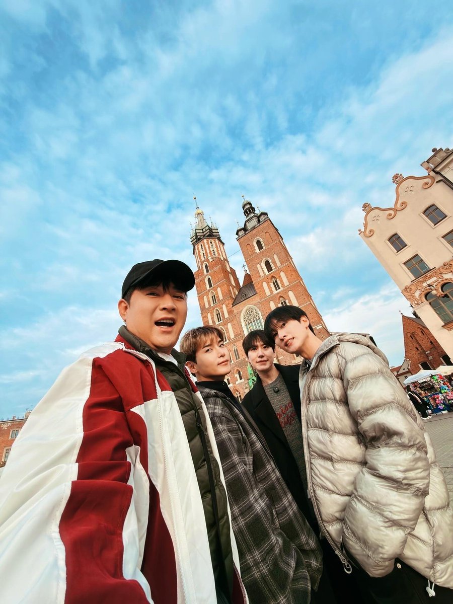 shi_i_i_won's tweet photo. 南米ツアー後ドンヒ🐷リョング🦒ギュ🐧とポーランド旅行をしてたヒョクちゃん🐰
とても楽しく過ごしてたんだね☺️
メンバーと旅行したいって言ってたもんね🥹
今度は全員と旅行できるといいね🥹
ELFは他グルペンに狂った有権者と言われるぐらい全力で投票頑張ってるよ😂

#SUPERJUNIOR #2025MAMAVOTE https://t.co/uU9L3TzVsG
