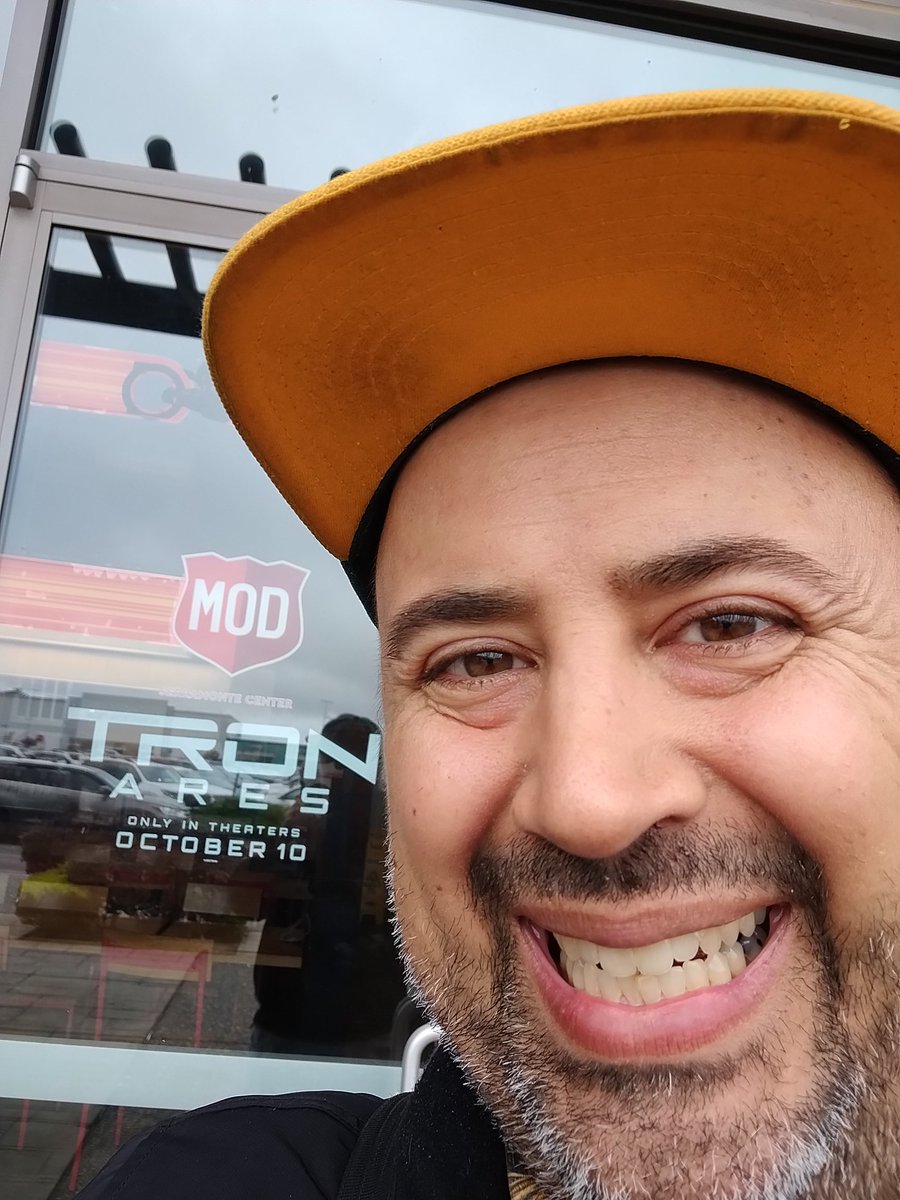 DannyOcchipinti's tweet image. Me looking kinda amber by MOD pizza 🍕 today.  Looking as Sicilian as my last name 📛 is.  Eyes looking accurate.  No magic trick.  Like looking into a microscope 🔬.  👍 #modpizza #amber