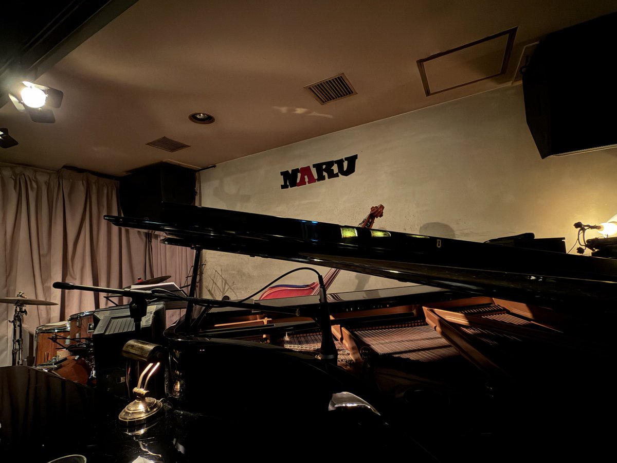 chulu2's tweet image. 御茶ノ水NARUで松本茜さんのLive。満員大盛況。精妙で大胆、軽快で重厚な絶品ピアノトリオ。隣の御婦人もずっと笑顔で聴いてましたね😊Jazz StandardとOriginal。暫く間が空いたらワンちゃんの曲が増えてました。🐶の幸せな様子が目に浮かぶようでした☺️ #松本茜 #中村健吾 #吉良創太