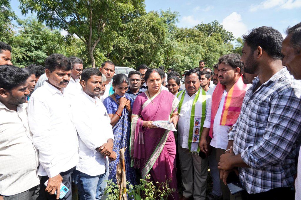 TJagruthi's tweet photo. జాగృతి జనం బాటలో భాగంగా నిజామాబాద్ జిల్లా మోపాల్ మండలం బైరాపూర్ గ్రామంలో పోడు రైతులను పరామర్శించిన తెలంగాణ  జాగృతి అధ్యక్షురాలు కల్వకుంట్ల కవిత గారు 

ఫారెస్ట్ అధికారులు పంట ధ్వంసం చేయడంతో ఆత్మహత్యయత్నం చేసిన రైతు రామావత్ ప్రకాశ్ తో పాటు ఆయన కుటుంబ సభ్యులను పరామర్శించి ధైర్యం చెప్పిన కవిత గారు

రైతులకు పట్టాలు ఇచ్చే వరకు వారి తరఫున పోరాడుతాం...ఆత్మహత్యల ఆలోచనలు వద్దంటూ రైతులకు ధైర్యం చెప్పారు

కవిత గారు మాట్లాడుతూ...

తెలంగాణ వచ్చాక మంచిప్ప ప్రాజెక్ట్ పెద్దగా చేసుకోవాలని ప్రయత్నించాం. కానీ అది చేసుకోలేకపోయాం. 

రేవంత్ రెడ్డి మాత్రం ఇక్కడకు ప్రచారానికి వచ్చినప్పుడు ఈ ప్రాజెక్ట్ కట్టను అని చెప్పారు.

అలాంటప్పుడు రైతులకు ఈ భూములను పట్టా చేయాలి. ఇవాళ కాకపోతే రేపైనా రైతులకు పట్టా చేయిస్తాం.  

ప్రాజెక్ట్ కట్టనప్పుడు ఫారెస్ట్ అధికారులు వచ్చి పోడు రైతులను ఇబ్బంది పెట్టవద్దని నేను ప్రభుత్వాన్ని, ఇక్కడి మంత్రులను, జిల్లా కలెక్టర్ ను కోరుతున్నా. 

అదే విధంగా ఇక్కడి 9 తండాలు, 3 గ్రామ పంచాయితీలకు పట్టాలు వచ్చే అవకాశం ఉంది. వాటిని వెంటనే ఇవ్వాలని ప్రభుత్వాన్ని డిమాండ్ చేస్తున్నా.

కాళేశ్వరం కట్టబొమని ప్రభుత్వం స్టాండ్ తీసుకున్నప్పుడు ఇక్కడి పోడు రైతులకు పట్టాలు ఇవ్వాల్సిందే. 

మిగతా పట్టా ల్యాండ్ ల విషయంలో ఫారెస్ట్ అధికారులు అత్యుత్సాహం ప్రదర్శించవద్దు. 

చేతికొచ్చిన పంటపై విషం చల్లటమంటే ఎంత దారుణం?

ఎంత అన్యాయం ఇది? రైతు ఎంత ఆగమైతడు? రైతులను పంట కోసుకొనివ్వచ్చు కదా?

ఇంత నిరంకుశంగా, కర్కషంగా ప్రభుత్వాలు ఉండటం కరెక్ట్ కాదు. 

ప్రభుత్వాలు ప్రజలను పిల్లల మాదిరిగా చూసుకోవాలి. ఇంత దారుణంగా ఉండటం అన్యాయం. 

మంచిప్ప చుట్టుపక్కల ఉన్న రైతులను ఫారెస్ట్ వాళ్లు ఇబ్బంది పెట్టకుండా కలెక్టర్ గారు చర్యలు తీసుకోవాలి. 

జిల్లా ఎమ్మెల్యేలను కూడా రైతులకు అండగా నిలవాలని కోరుతున్నాం. వాళ్లు ఒప్పుకోకపోతే పోరాటం తప్పదు. 

ఆత్యహత్య చేసుకునేందుకు ప్రయత్నించిన ప్రకాష్ గారు అలాంటి ఆలోచనలు చేయవద్దని కోరుతున్న. 

ఆత్మహత్యల వంటి ఆలోచనలు వద్దు. ధైర్యంగా ఉండండి మేమంతా మీకు అండగా ఉంటాం. 

30 ఏళ్లుగా సాగు చేసుకుంటున్నందున అది మీ హక్కు. ప్రభుత్వం నుంచి పట్టాలు ఇప్పించుకుందాం.