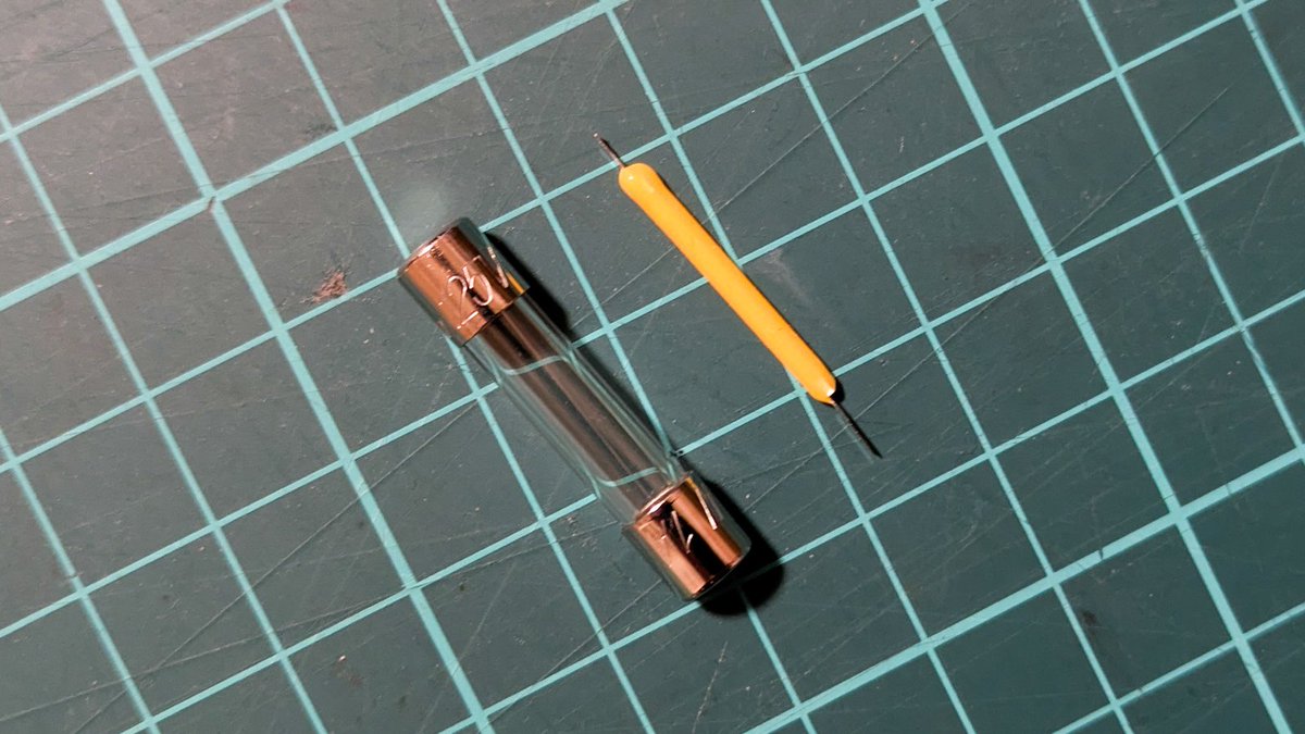 mstmst37's tweet image. カレー缶と管ヒューズから
世界で一つスチームパンク風
LED6発ランタン『Revolver』完成!!
#mst7号