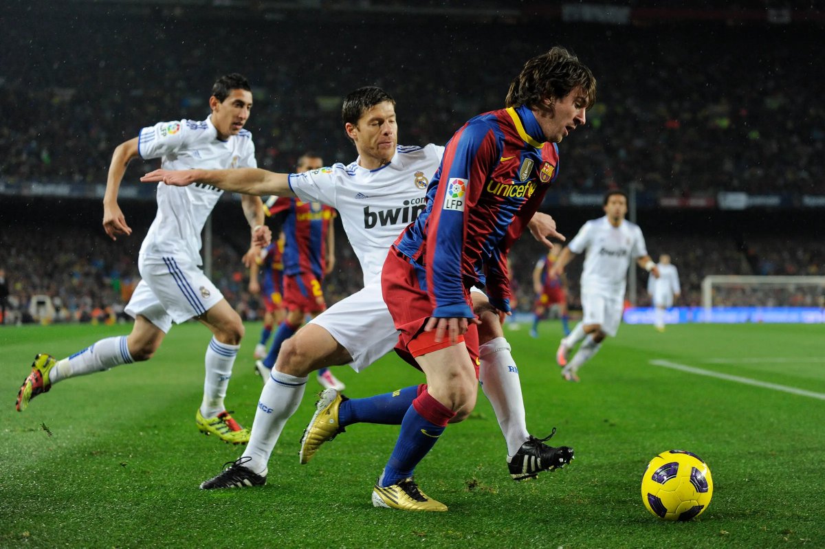 Barca_Buzz's tweet image. As a player, Xabi Alonso played against Barcelona 30 times with four different clubs. He recorded 8 wins, 7 draws and 15 losses, and was also booked 16 times in those games.
Today, he will face Barcelona for the first time as a coach.