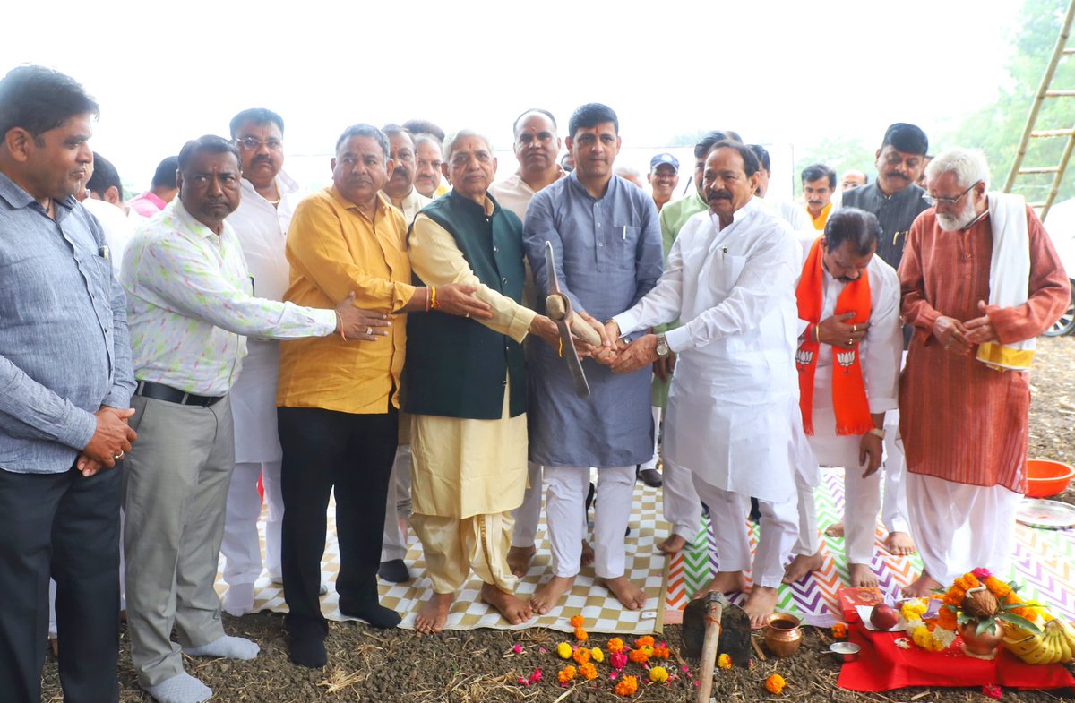 Pushyamitra Bhargav (@advpushyamitra) on Twitter photo सदैव धार्मिक आयोजनों से समृद्ध रहने वाली माँ अहिल्या की धर्म नगरी इंदौर के श्री अन्नपूर्णा माता मंदिर में आयोजित होने वाली श्री भागवत कथा के भूमि पूजन कार्यक्रम में सहभागिता कर, कथा स्थल का भूमि पूजन किया।
इस अवसर पर श्री कृष्णमुरारी मोघे जी, श्री अभिषेक बबलू शर्मा जी, श्री भारत सदैव धार्मिक आयोजनों से समृद्ध रहने वाली माँ अहिल्या की धर्म नगरी इंदौर के श्री अन्नपूर्णा माता मंदिर में आयोजित होने वाली श्री भागवत कथा के भूमि पूजन कार्यक्रम में सहभागिता कर, कथा स्थल का भूमि पूजन किया।
इस अवसर पर श्री कृष्णमुरारी मोघे जी, श्री अभिषेक बबलू शर्मा जी, श्री भारत