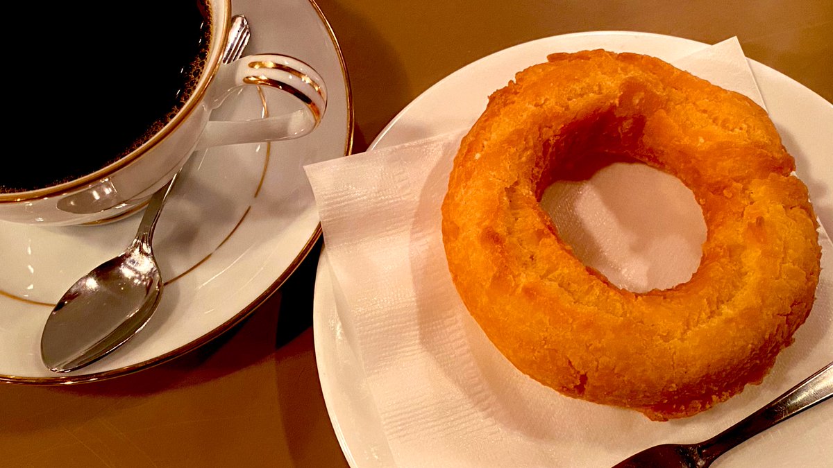 mo_fu_mo_fu_mo's tweet image. 土日はどちらか1日しか活動できなくなっていて、昨日出掛けたので今日は引き籠るしかない感じ。年齢のせいにはしたくないけどなぁ〜まぁ年齢よなぁ〜😩
画像は昨日河原町でいただいたコーヒーとドーナツ😋そうそう、帰りに阪急のプライベースも体験した！快適！