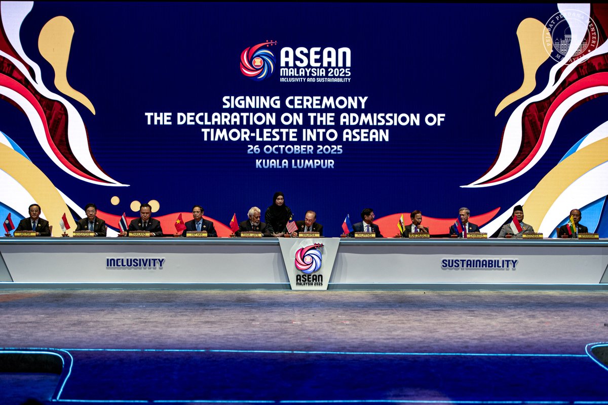 anwaribrahim's tweet image. Saya bersama para pemimpin ASEAN dan Tetamu Pengerusi menyaksikan detik bersejarah tatkala Timor-Leste diterima dan diangkat secara rasmi sebagai anggota ke-11 ASEAN pada Sidang Kemuncak ASEAN ke-47 yang bermula hari ini.

Detik bersejarah ini ternyata merangkul semangat…