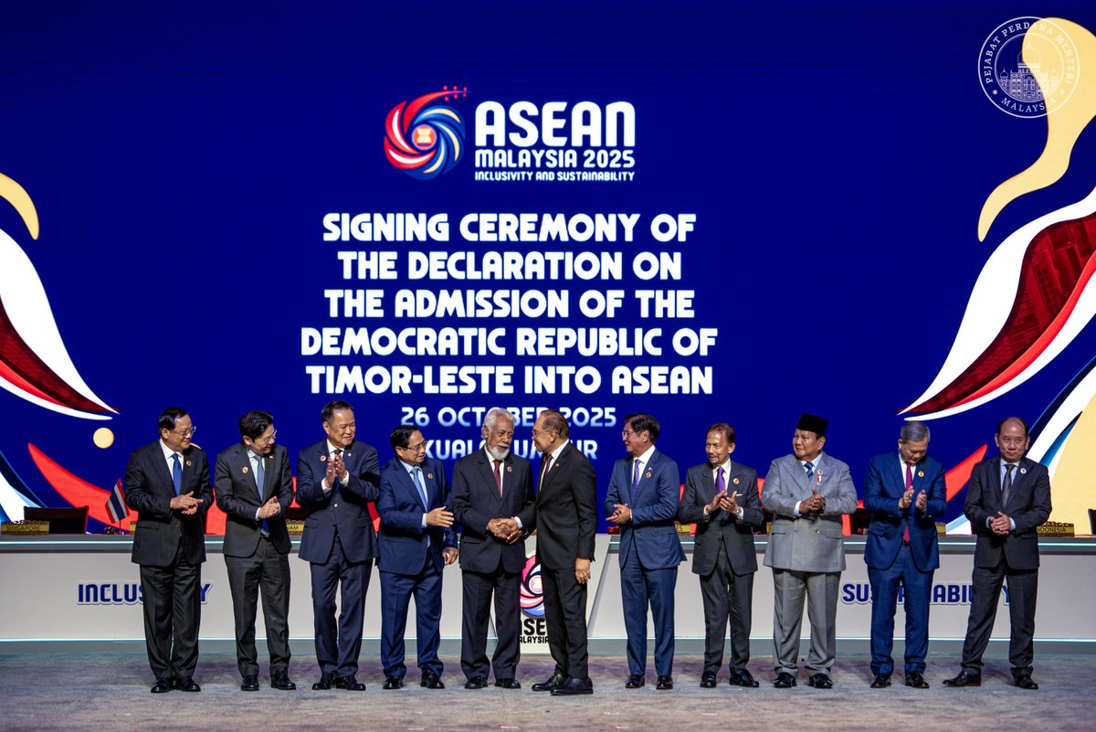 anwaribrahim's tweet image. Saya bersama para pemimpin ASEAN dan Tetamu Pengerusi menyaksikan detik bersejarah tatkala Timor-Leste diterima dan diangkat secara rasmi sebagai anggota ke-11 ASEAN pada Sidang Kemuncak ASEAN ke-47 yang bermula hari ini.

Detik bersejarah ini ternyata merangkul semangat…