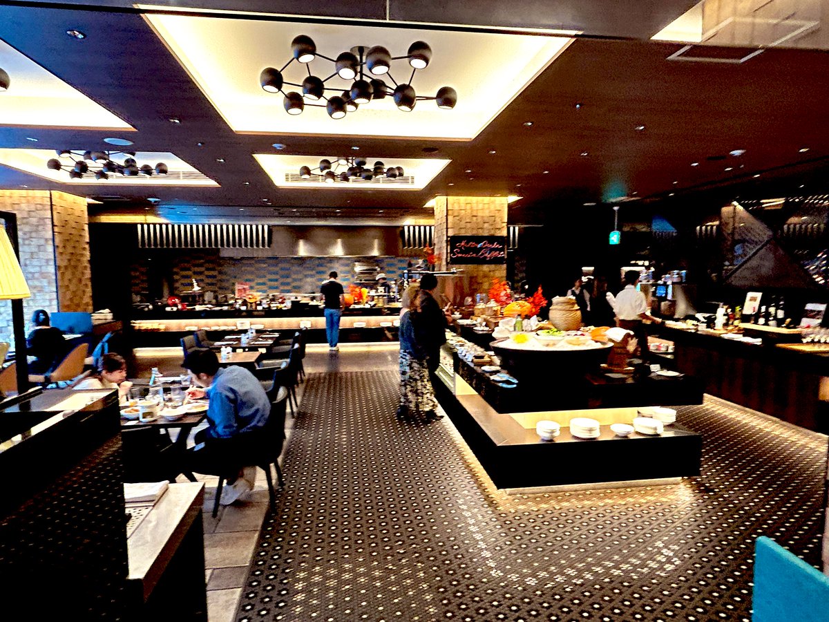 ヒルトン大阪へランチブッフェに🍽️

今更ながら夫から出産ありがとうのお祝いだった。
ブッフェなんて数年は諦めてたからこんなに早くブッフェ復帰できて嬉しい。
