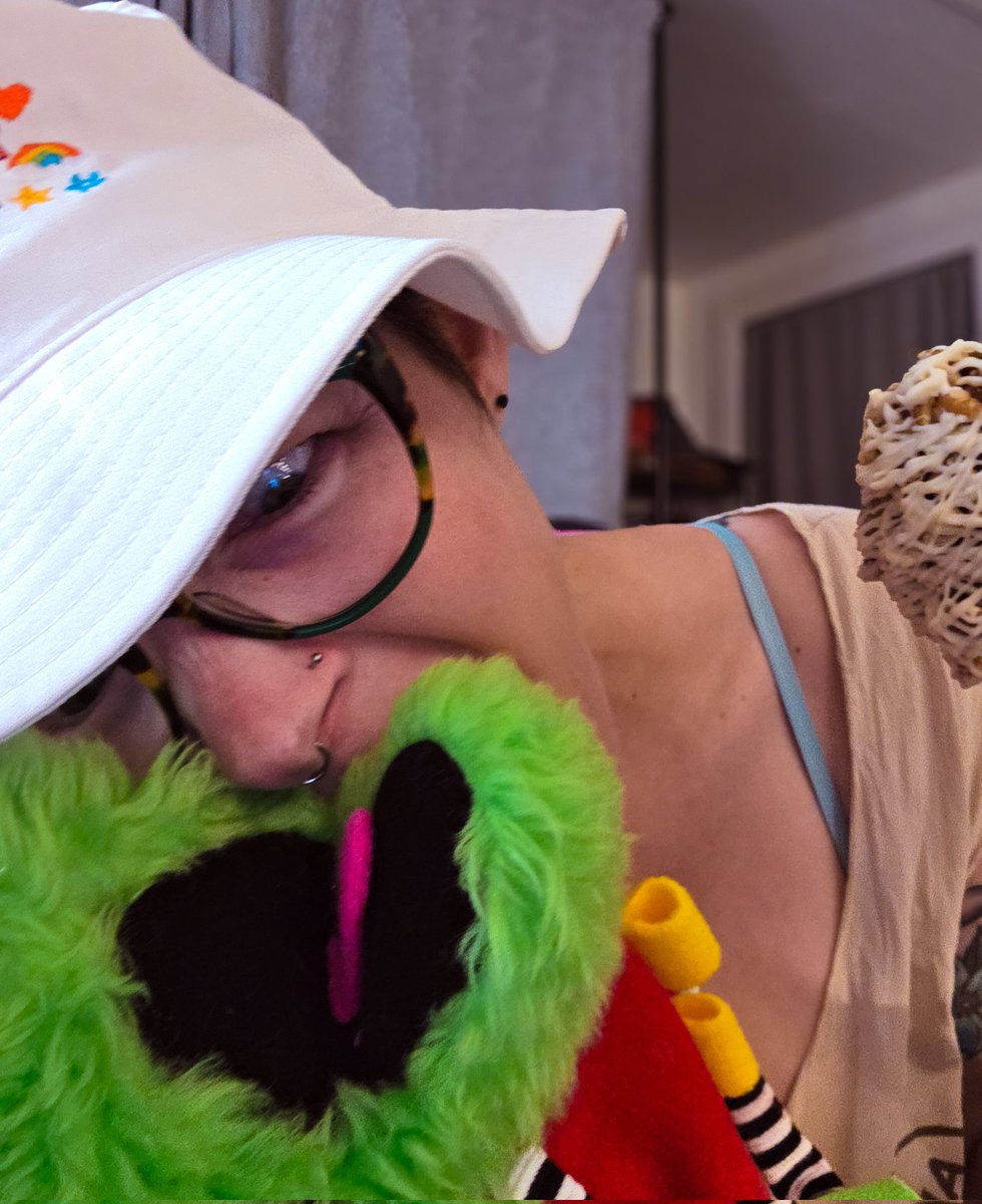 I do not like to share my food... Don't even look at it. 😠 I bite.