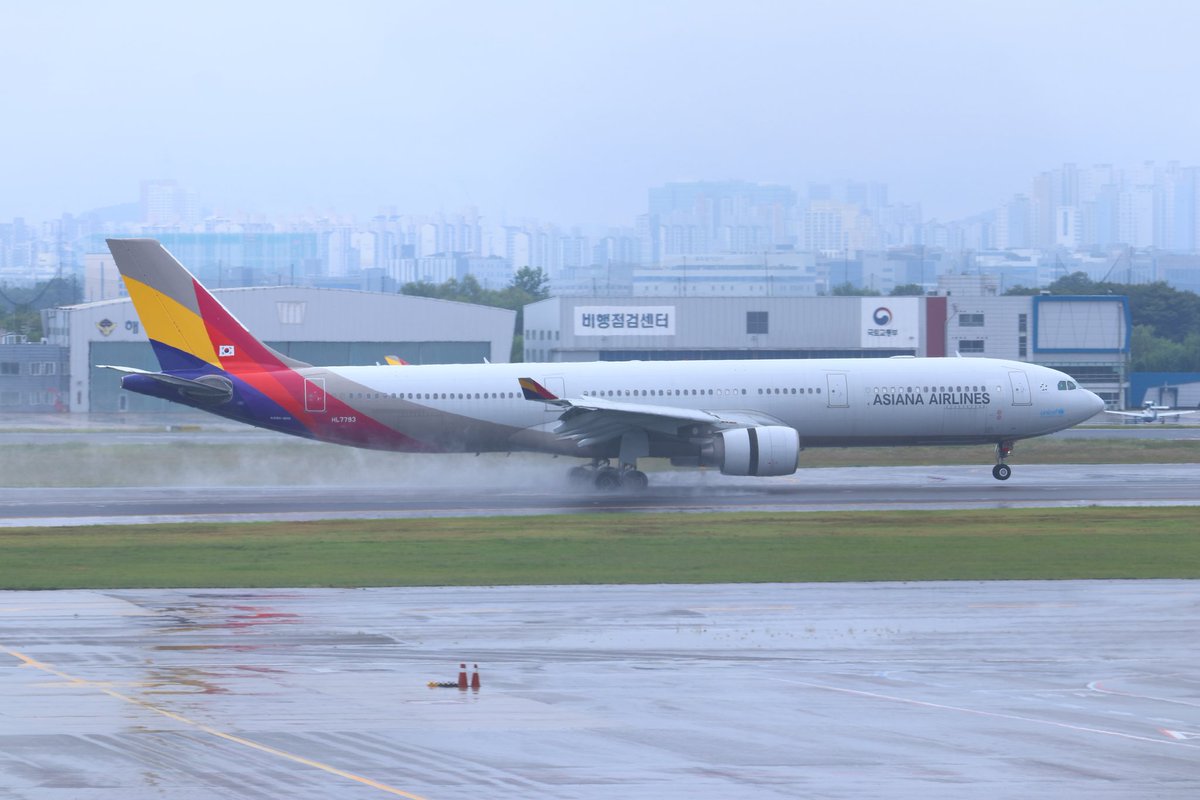 somat_ta's tweet image. GMPで撮影したアシアナ航空のA330-300
雨が降ってたけど逆噴射で多くの水を巻き上げてくれる瞬間が観れて楽しかったです！
プッシュバックも寄りで！
#Airbus
#エアバス
#AirbusA330
#Airbus330
#AirbusA330_300
#Airbus330_300
#A330
#アシアナ航空
#AsianaAirlines
#GimpoInternationalAirport
#GMP