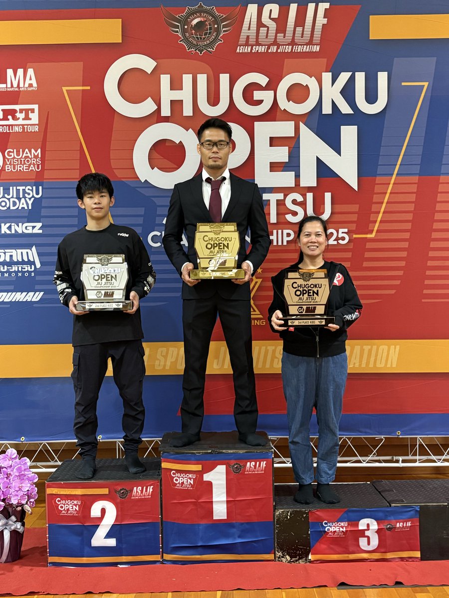 kento_cdbjj's tweet photo. ASJJF中国オープンに夢羽人が出場しました。

初戦　13-2 勝利
決勝戦　15-0 勝利

皆様のお陰で優勝する事ができました🥇

なんとCARPE DIEM KURUMEからは1人での出場でしたが、団体表彰準優勝🥈の好成績を納める事できましたぬ。
日頃から応援、サポートいつもありがとうございます。 https://t.co/jKBdzn1wUE
