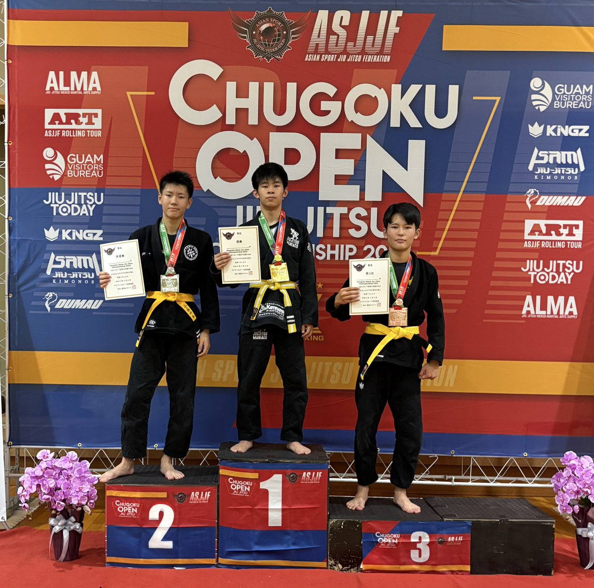 kento_cdbjj's tweet photo. ASJJF中国オープンに夢羽人が出場しました。

初戦　13-2 勝利
決勝戦　15-0 勝利

皆様のお陰で優勝する事ができました🥇

なんとCARPE DIEM KURUMEからは1人での出場でしたが、団体表彰準優勝🥈の好成績を納める事できましたぬ。
日頃から応援、サポートいつもありがとうございます。 https://t.co/jKBdzn1wUE