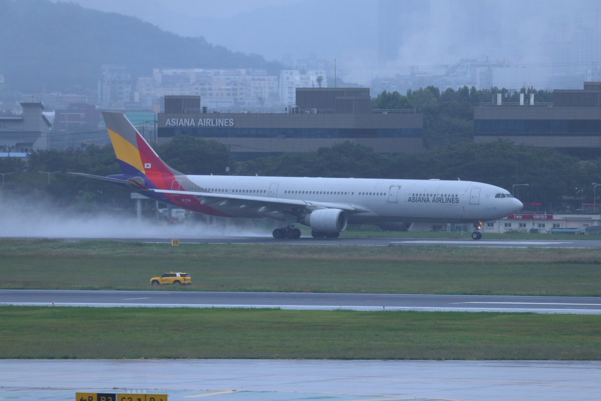 somat_ta's tweet image. GMPで撮影したアシアナ航空のA330-300
雨が降ってたけど逆噴射で多くの水を巻き上げてくれる瞬間が観れて楽しかったです！
プッシュバックも寄りで！
#Airbus
#エアバス
#AirbusA330
#Airbus330
#AirbusA330_300
#Airbus330_300
#A330
#アシアナ航空
#AsianaAirlines
#GimpoInternationalAirport
#GMP