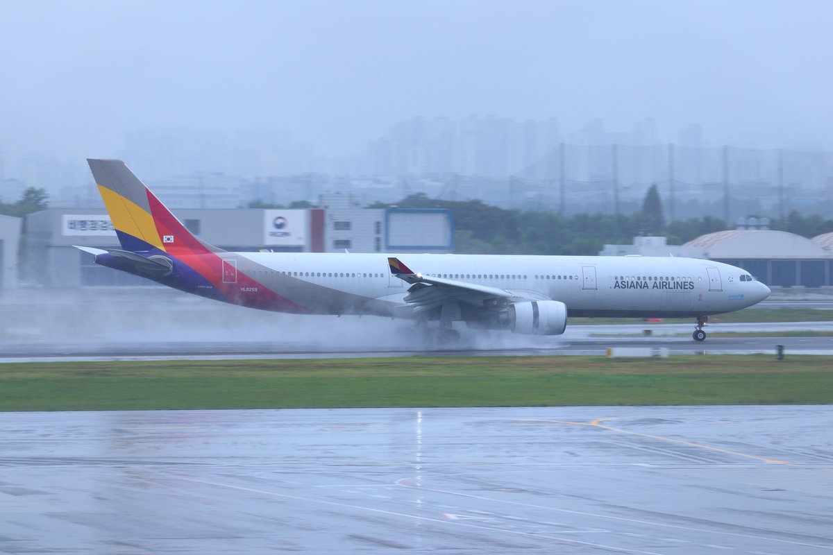 somat_ta's tweet image. GMPで撮影したアシアナ航空のA330-300
雨が降ってたけど逆噴射で多くの水を巻き上げてくれる瞬間が観れて楽しかったです！
プッシュバックも寄りで！
#Airbus
#エアバス
#AirbusA330
#Airbus330
#AirbusA330_300
#Airbus330_300
#A330
#アシアナ航空
#AsianaAirlines
#GimpoInternationalAirport
#GMP