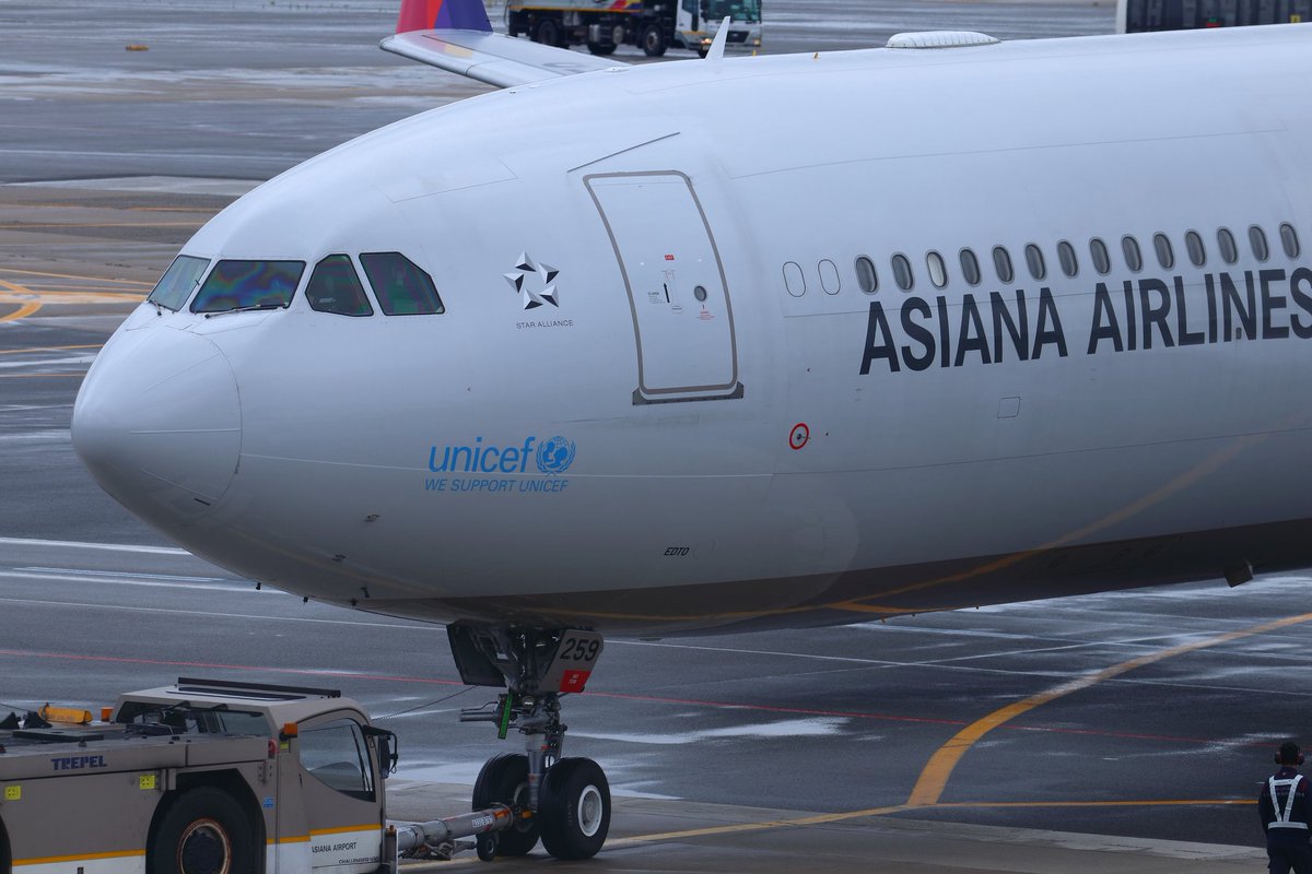 somat_ta's tweet image. GMPで撮影したアシアナ航空のA330-300
雨が降ってたけど逆噴射で多くの水を巻き上げてくれる瞬間が観れて楽しかったです！
プッシュバックも寄りで！
#Airbus
#エアバス
#AirbusA330
#Airbus330
#AirbusA330_300
#Airbus330_300
#A330
#アシアナ航空
#AsianaAirlines
#GimpoInternationalAirport
#GMP