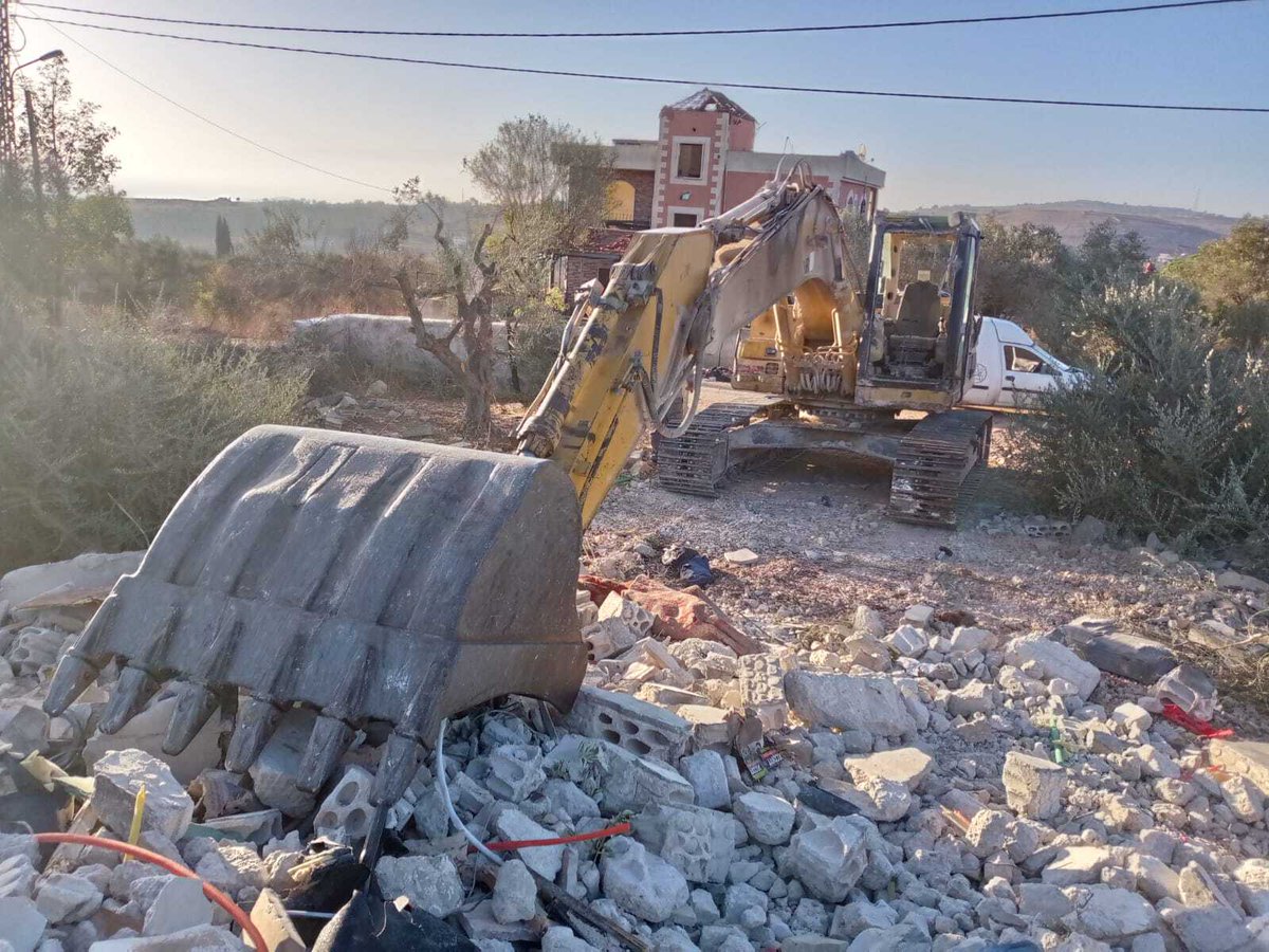 𝗘𝘅𝗰𝗹𝘂𝘀𝗶𝘃𝗲 | 𝗔𝗹-𝗔𝗸𝗵𝗯𝗮𝗿 𝗰𝗼𝗿𝗿𝗲𝘀𝗽𝗼𝗻𝗱𝗲𝗻𝘁: 
An Israeli drone targeted a vehicle in Blida, South Lebanon, early this morning.