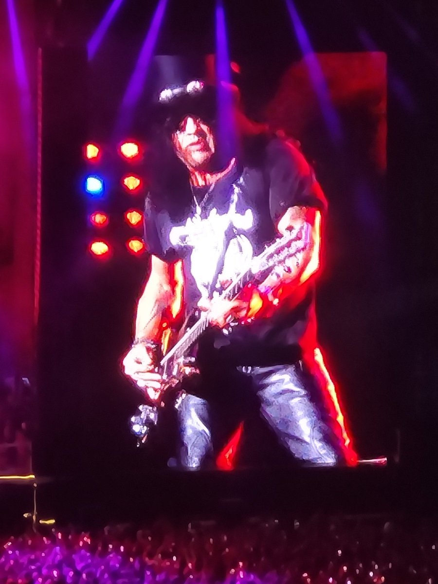Marcela_M3's tweet photo. Mais uma vez com a melhor banda. Que privilégio! Axl Rose eu te amo. Lucas, sem palavras, obrigada 
🌹🔫🌹🔥 🖤💥
@gunsnroses @axlrose @lucas_sky https://t.co/NceyRAZ9aU