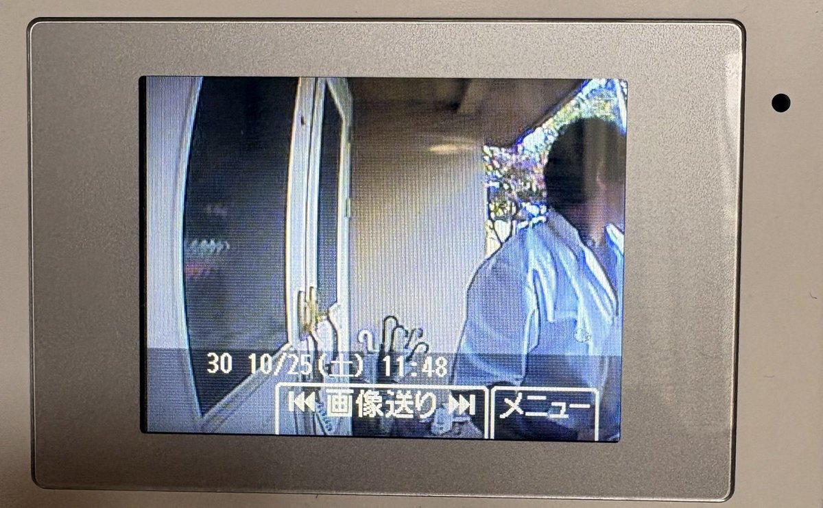 TSUYOSHI_PTP's tweet image. 昨日の昼間俺の留守中に
我が家の前の行き止まりの道に入ってきて
出れなくなったから
助けてくれってインターホン鳴らしてきたオマエ

切り返しを見てあげたウチの嫁を
危うく轢き殺しそうになり
ウチの車にもぶつけてるくせに
猛スピードで逃げてった
会社の白い車のオマエ

さっさと謝罪しに来い