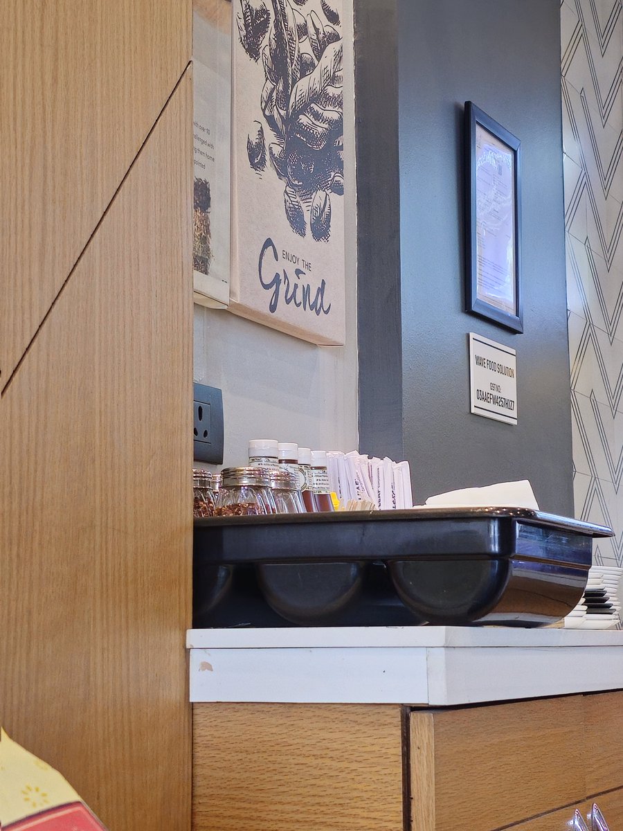 bluntdeep's tweet image. The colors are so inconsistent on Samsung flagship devices. 
Pic 1 clicked with 12 MP camera
Pic 2 clicked with 50 MP camera