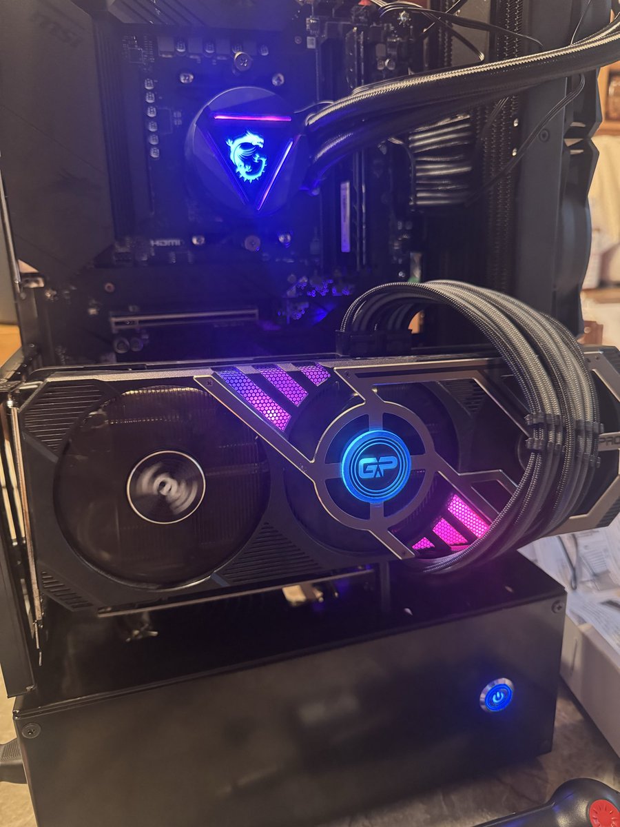 マザボ変えたのに、準備してます、再起動中が無限に続くw当分準備中で放置するしかない