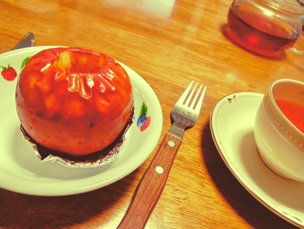 (っ'-')╮ =͟͟͞͞🍎