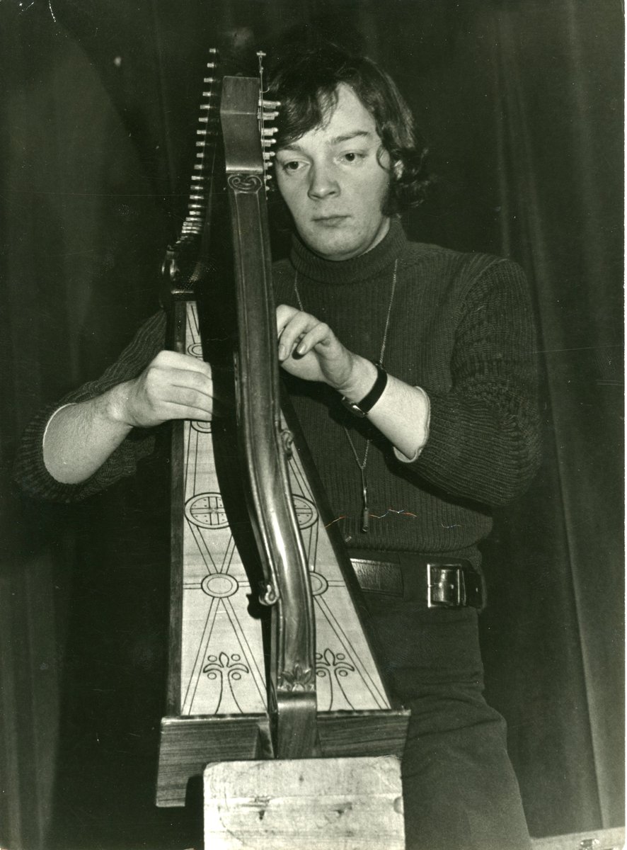 IL Y A 60 ANS, ..........................................................................................................j'avais démarré une année universitaire, Censier à Paris.
C'est là que j'ai vu une affiche sur des soirées nommées "Hootenanies"