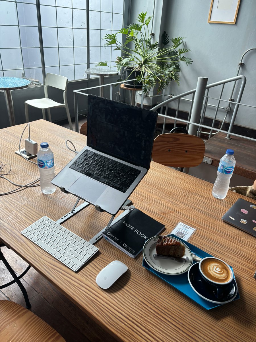 mstdayoub's tweet image. Sunday&apos;s setup 👨‍💻