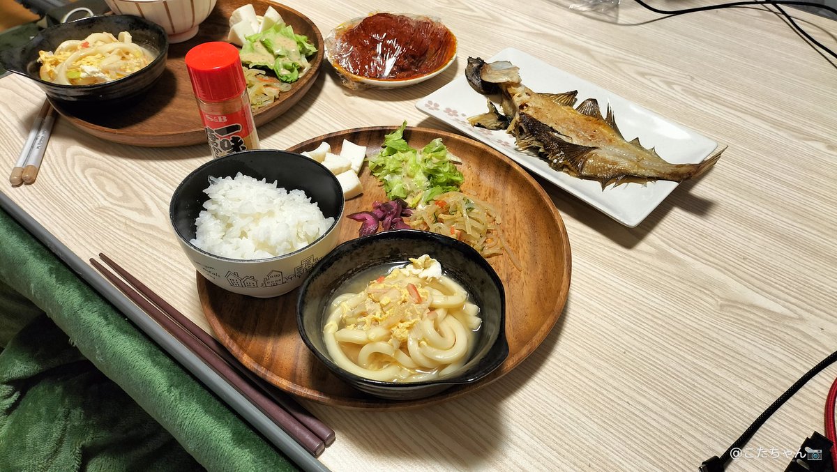 Shyokunin_k's tweet image. 皆さんこんにちは☺

✨今日の手作りお昼ご飯
　　お品書き🍚🥢

1⃣ごはん
2⃣あんかけうどん
3⃣レタス
4⃣お豆腐かまぼこ
5⃣春雨中華サラダ
6⃣カレイの一夜干し
7⃣煮込みハンバーグ

#昼御飯
#昼メシ
#昼食
#昼ごはん
#手作り料理