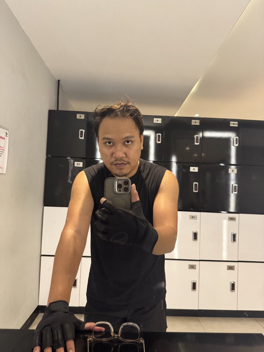 Sesekali upload foto di tempat gym ya haha