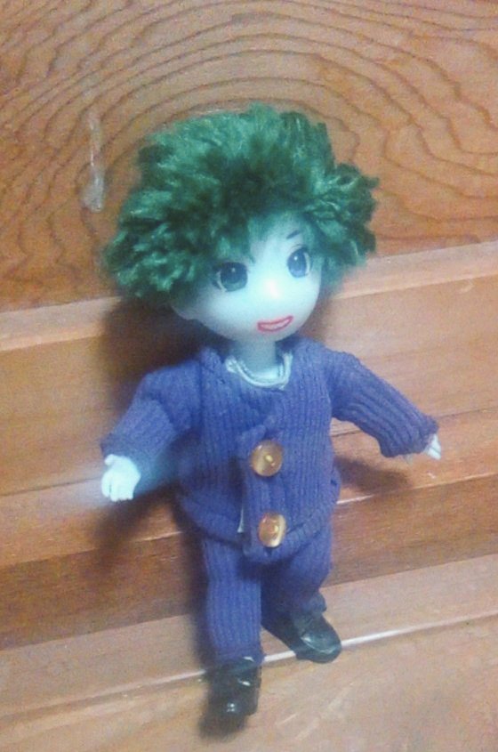 お手製🃏人形に紫の上下スーツを作っておりました。
襟は難しくて作れなかった…
難しい！
材料は ダイソーで買った靴下片一方です(笑)
一応後ろは 燕尾服みたいに長くツインテールになっております。材料の関係でモコモコしてますが冬服ということで…(笑)
こうして謎のお手製概念グッズが増えて行く