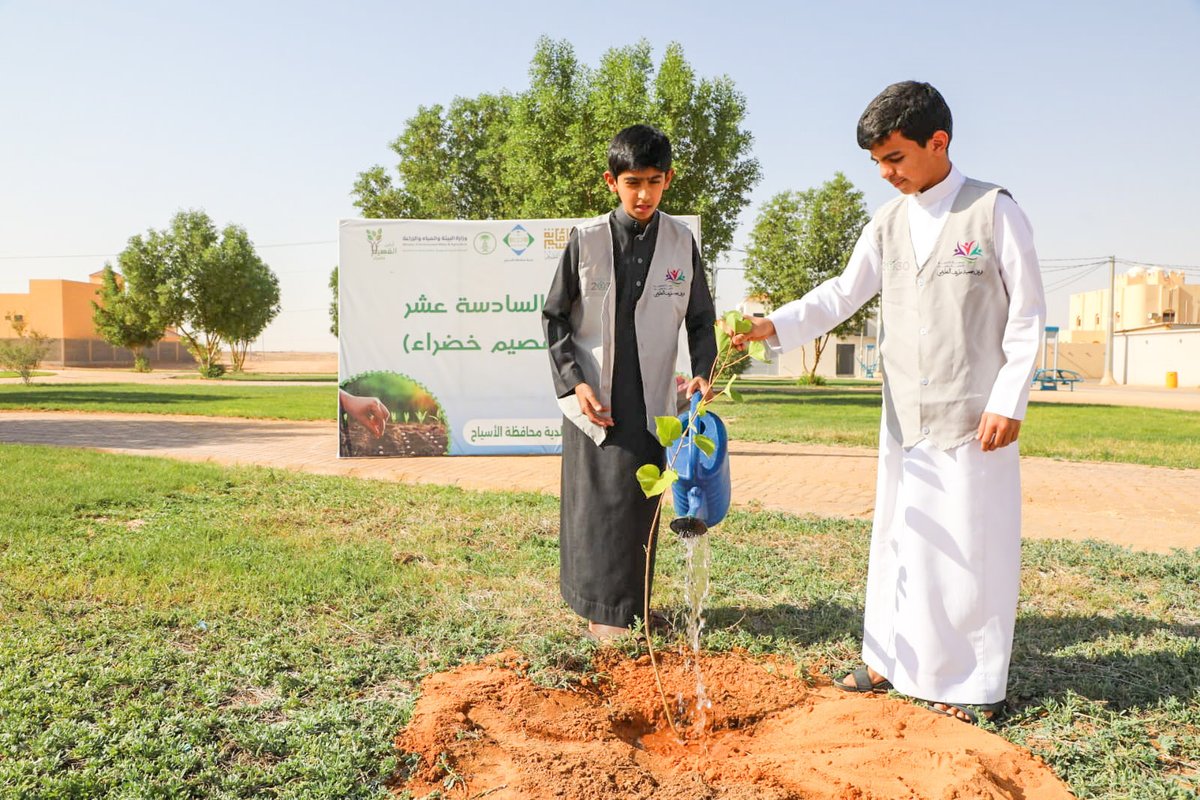 نفّذت #بلدية_محافظة_الأسياح مبادرة لزراعة الأشجار في إطار المرحلة السادسة عشرة من #أرض_القصيم_خضراء 🌳  بمشاركة جمعية التنمية الأهلية بمركز طريف والفرق التطوعية، تعزيزًا للوعي البيئي، وإسهامًا في زيادة الغطاء النباتي وتحسين المشهد الحضري لتحقيق #جودة_الحياة.

#أمانة_منطقة_القصيم