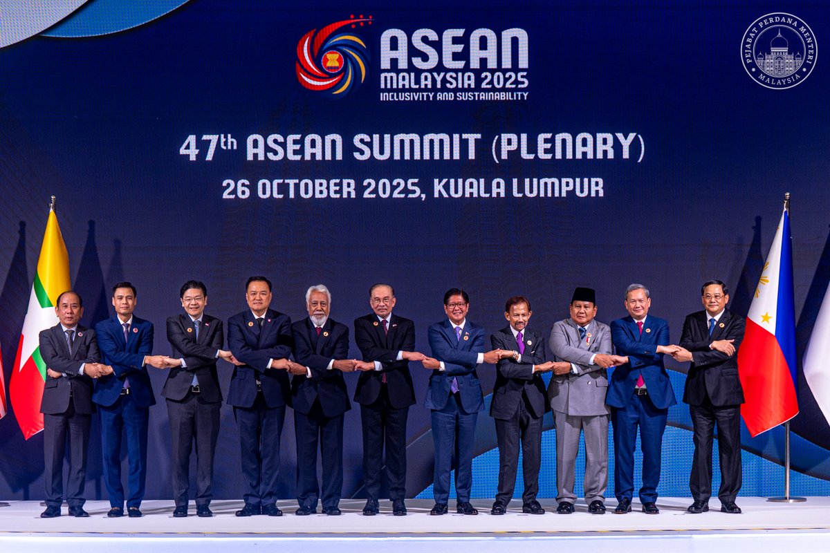 anwaribrahim's tweet image. Hari ini, bersempena Sidang Kemuncak ASEAN ke-47 di Kuala Lumpur, ASEAN melakar satu lagi detik bersejarah dengan penyerahan Protokol Kedua bagi Pindaan Perjanjian Perdagangan Barangan ASEAN (ATIGA) semasa sesi pembukaan ASEAN Plenary.

Sewaktu pembukaan ASEAN Plenary, saya…