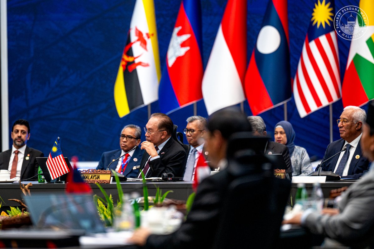 anwaribrahim's tweet image. Hari ini, bersempena Sidang Kemuncak ASEAN ke-47 di Kuala Lumpur, ASEAN melakar satu lagi detik bersejarah dengan penyerahan Protokol Kedua bagi Pindaan Perjanjian Perdagangan Barangan ASEAN (ATIGA) semasa sesi pembukaan ASEAN Plenary.

Sewaktu pembukaan ASEAN Plenary, saya…