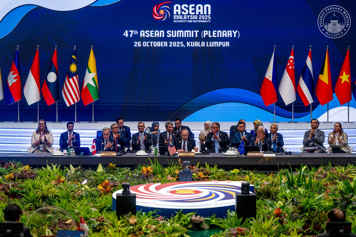 anwaribrahim's tweet image. Hari ini, bersempena Sidang Kemuncak ASEAN ke-47 di Kuala Lumpur, ASEAN melakar satu lagi detik bersejarah dengan penyerahan Protokol Kedua bagi Pindaan Perjanjian Perdagangan Barangan ASEAN (ATIGA) semasa sesi pembukaan ASEAN Plenary.

Sewaktu pembukaan ASEAN Plenary, saya…