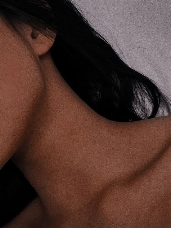 Gosleepriya's tweet image. It's a Collarbones or boys weakness? 😂