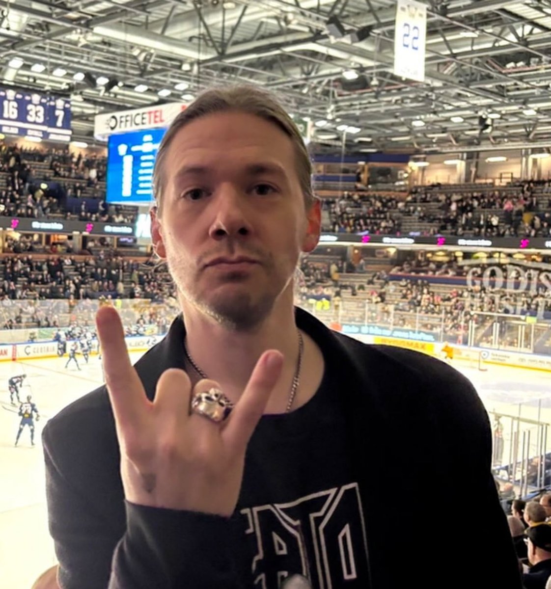 Tobias Forge supporting Linköping HC (LHC) 💙