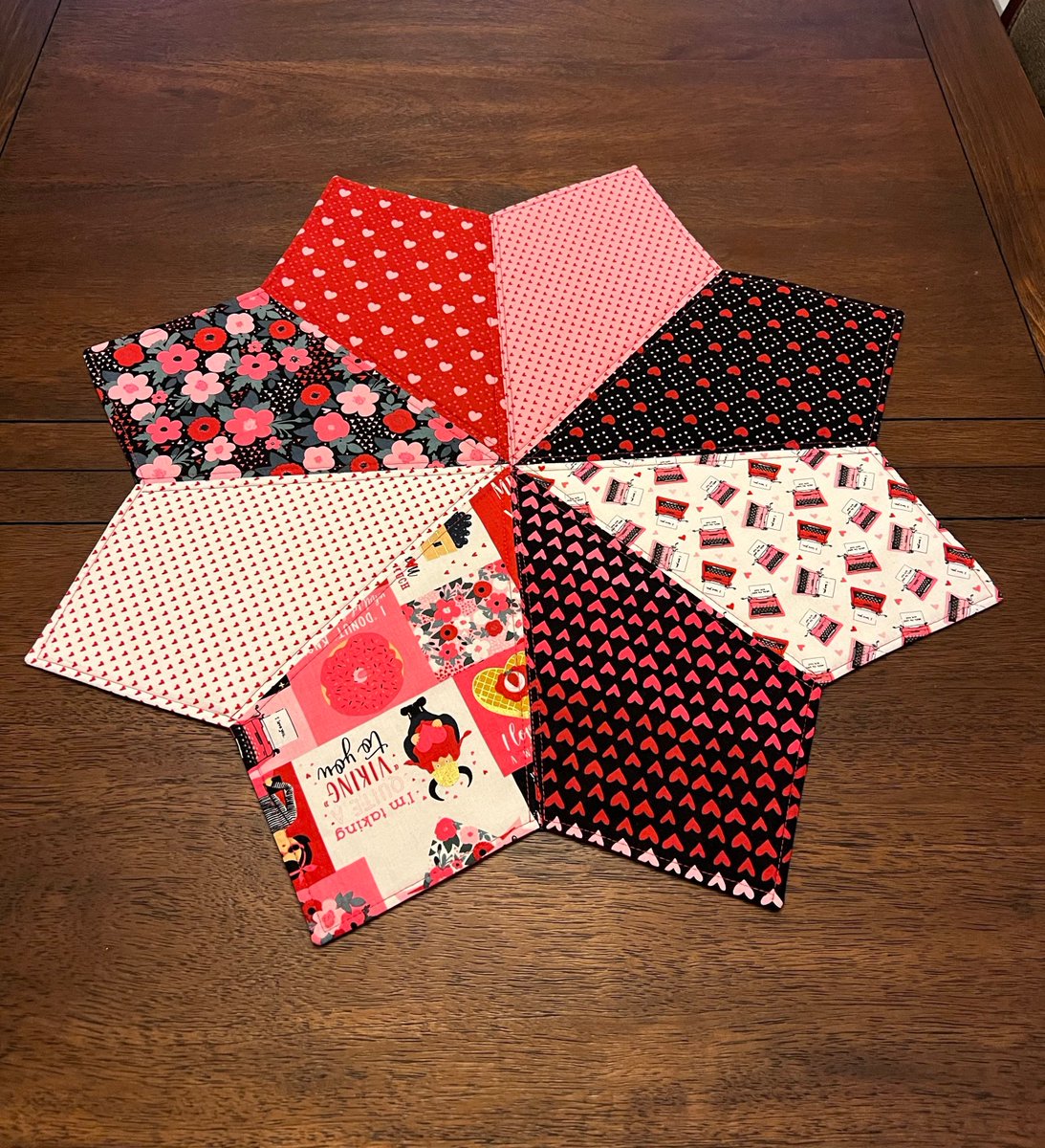 angelhw1956's tweet image. Quilted Valentines Table Topper tuppu.net/59e34b33 #TeaTimeQuiltsnMore #Etsy #TableTopper