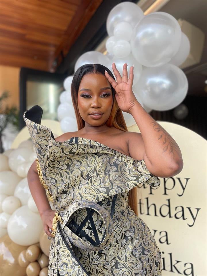 DailysunCelebs's tweet image. 🔥 REALITY STAR EVA DROPS TRUTH BOMB! "No one is here to save you but yourself under Cyril's economy," says Diamonds and Dollz star Eva Modika. EVA telling SA women to STOP depending on men and get to work.💪 #EvaModika #WakeUpCall #SouthAfrica snl24.com/dailysun/celeb…