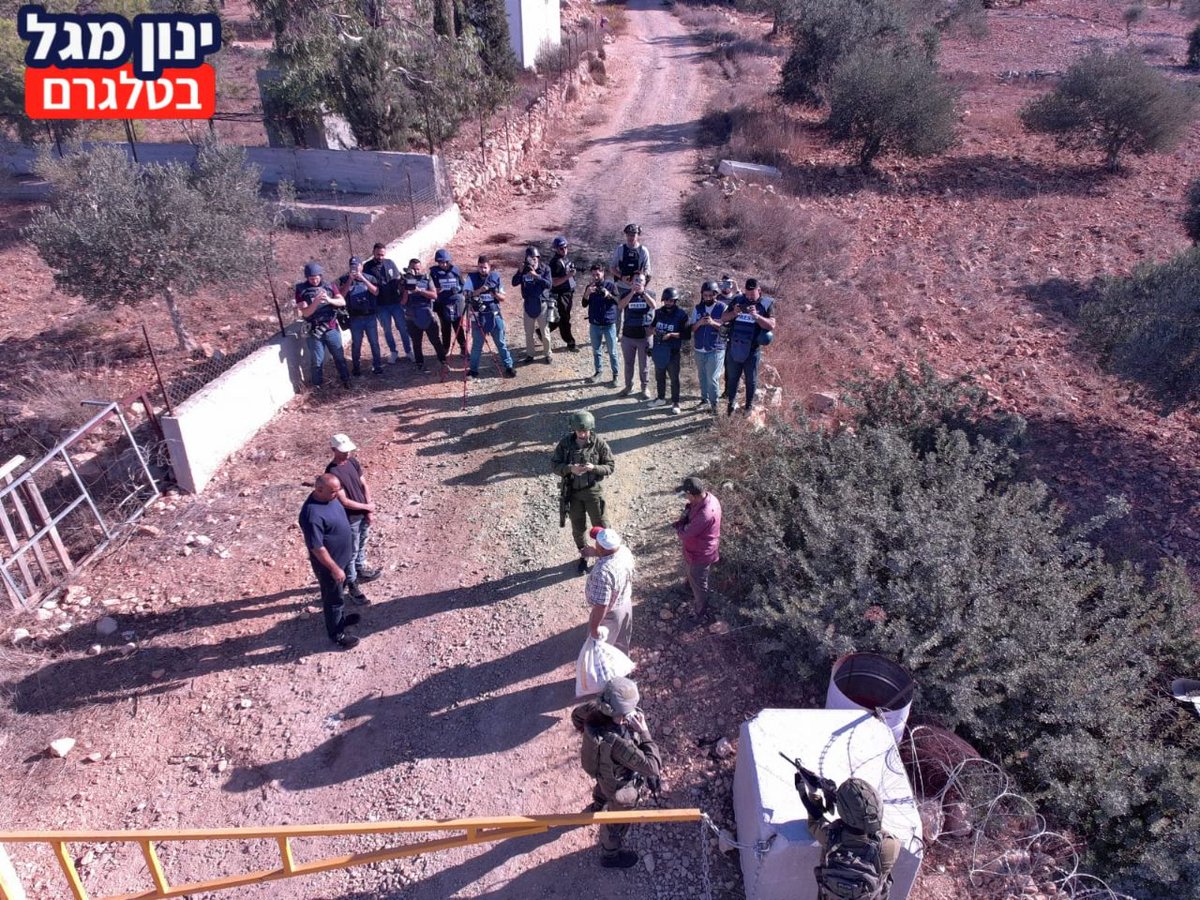 YinonMagal's tweet image. קלאסיקה:
15(!) צלמים על 4 "מוסקי זיתים" במערב בנימין,
לטובת קמפיין הדה לגיטימציה לישראל.
המצחיק הוא שבסוף, אחרי שהצטלמו, כשהחיילים אמרו ל"מוסקים" שהם יכולים להיכנס למסוק את העצים הם ויתרו... 🤣
נטו קמפיין
(אגב זה בכפר כובר שהוציא מקרבו עשרות מחבלים, כולל בני משפחת ברגותי)