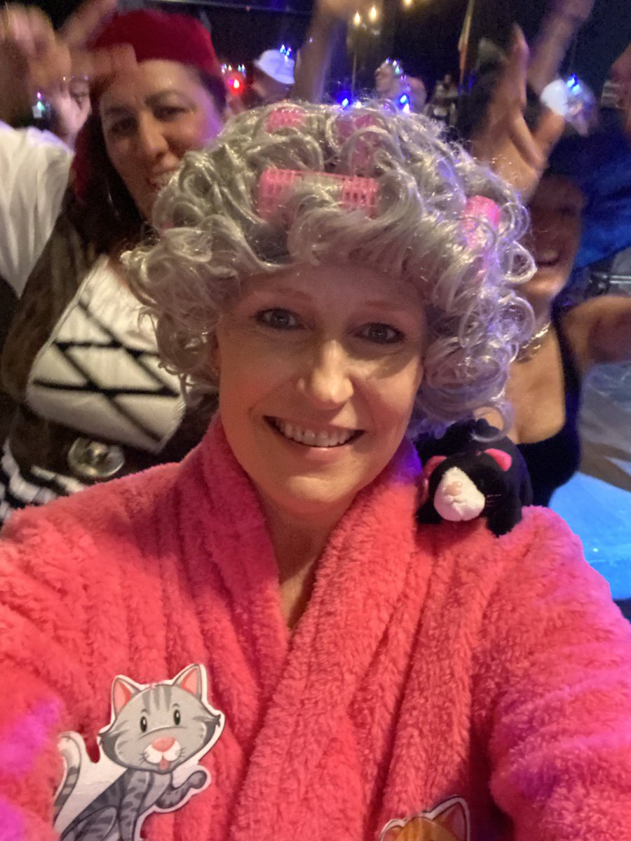 TheOneAbsolute's tweet image. The Maui cat community threw a Happy Meowloween Party tonight, so I decided to play the part…✨👵🏻😽💕✨
#crazycatlady