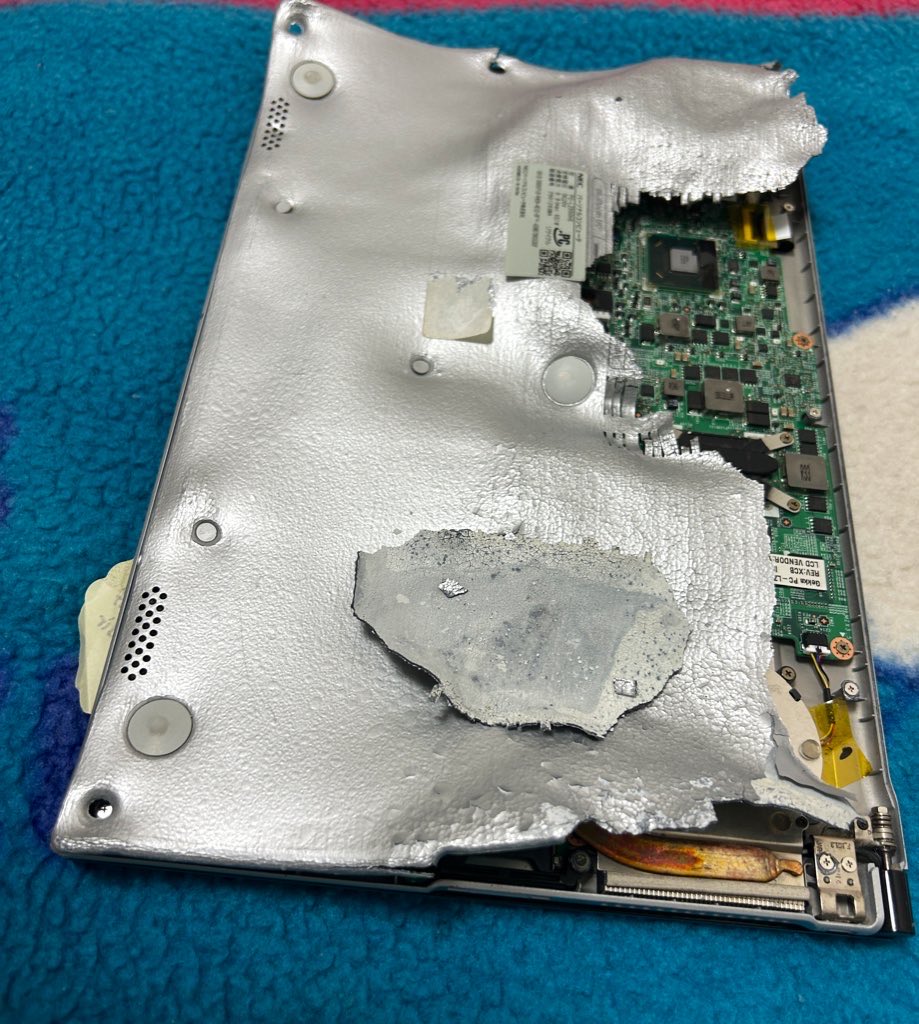 working_pom's tweet image. へ………？？？
実家に置きっぱにしていたノートPC……ちょ、一体どうしちゃったの？？？