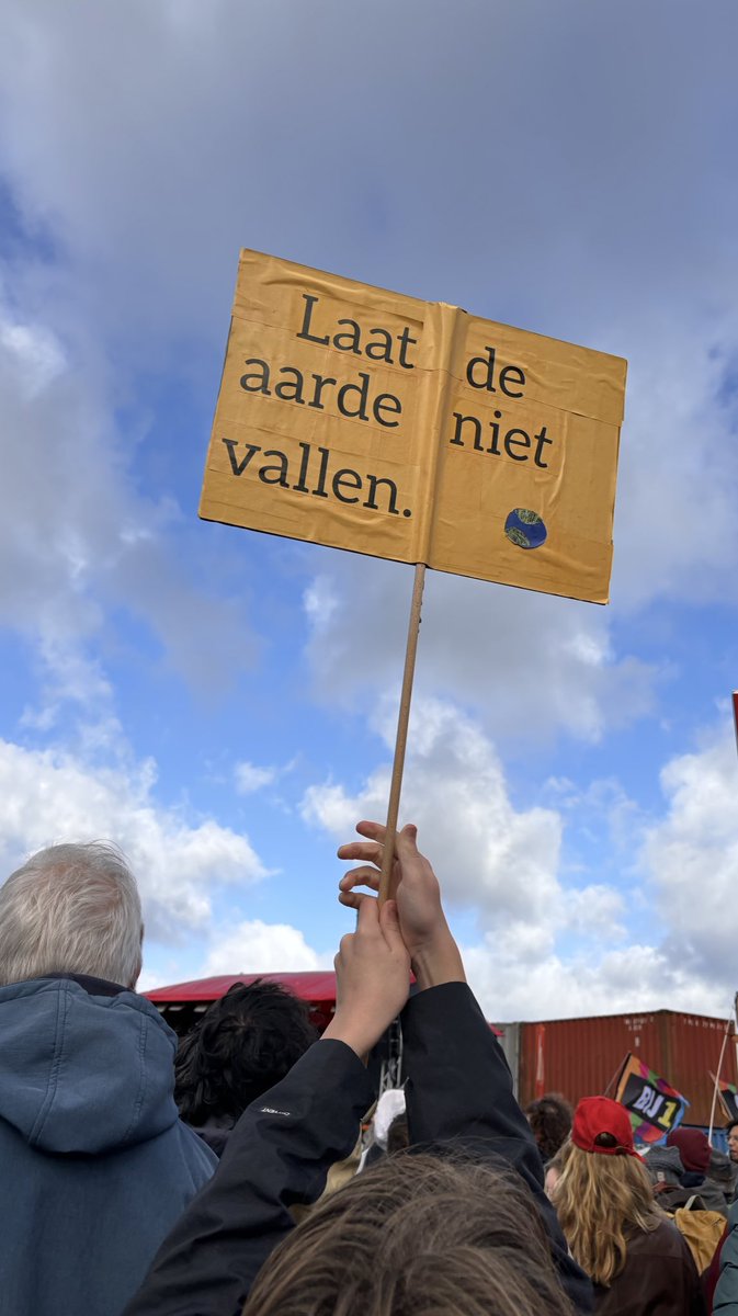 MelanieOderwald's tweet image. Als moeder. Met mijn zoon. Met een gerecycled bord. Bij de #Klimaatmars 
Laat de aarde niet vallen.