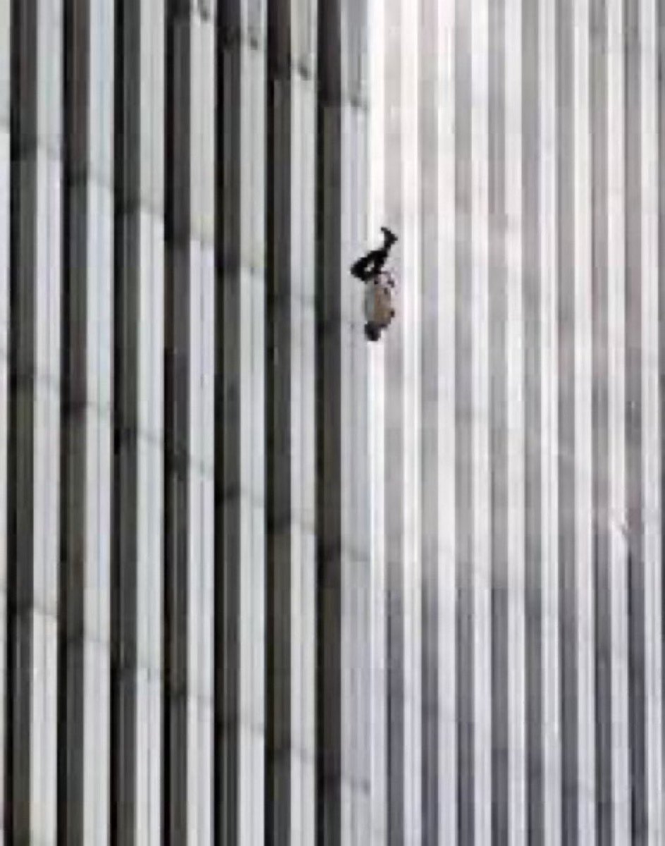 SaP011's tweet photo. Mai dimenticare.

Mentre le Torri Gemelle crollavano e la gente si lanciava disperata nel vuoto, i palestinesi festeggiavano in strada appena appresa la notizia dell’attentato islamico. https://t.co/pp77VgDxi6
