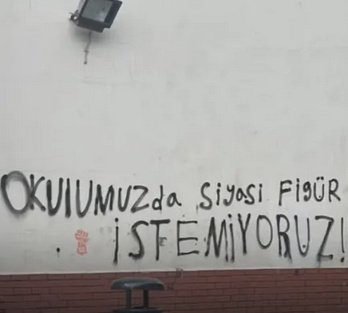 Okullarda Andımız'ı kaldıran zihniyet poster asma zorunluluğu getirmiş. 
Hangi kamu kurumunda parti başkanı fotoğrafının asılma zorunluluğu vardı? 
Biz bugüne kadar Türk Bayrağı ve Mustafa Kemal Atatürk dışında bir şey görmedik, zaten başka bir şey de görmek istemiyoruz!