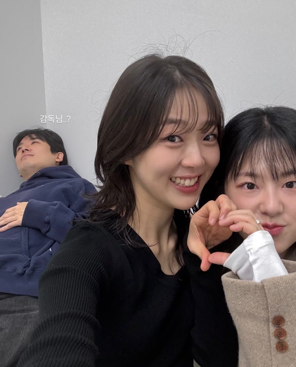 감독님이 누워있는 건……